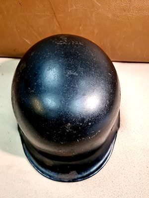 Schwarzer Stahlhelm der Wehrmacht des Dritten Reichs mit Hakenkreuzwappen, verso mit silbernem Ad...