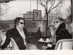 Bild des Verkufers fr Bonnie and Clyde (Original photograph of Warren Beatty and Faye Dunaway in a Paris cafe, 1968, to promote the 1967 film) zum Verkauf von Royal Books, Inc., ABAA