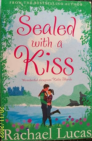 Immagine del venditore per Sealed with a Kiss venduto da Books and Bobs