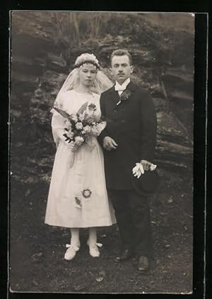 Seller image for Foto-Ansichtskarte Brautpaar im Kleid und Anzug mit Chapeau Claque for sale by Bartko-Reher