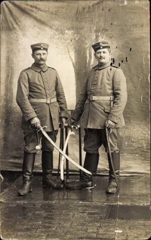 Foto Ansichtskarte / Postkarte Deutsche Soldaten in Uniformen, Säbel, Kaiserzeit