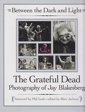 Bild des Verkufers fr Between the Dark and Light: The Grateful Dead Photographs of Jay Blakesberg. zum Verkauf von Fundus-Online GbR Borkert Schwarz Zerfa