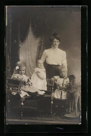 Foto-Ansichtskarte Mutter mit Kindern und Spielzeugpferd, ca. 1913