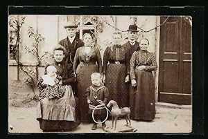 Foto-Ansichtskarte Grossfamilie mit Knabe und Spielzeugpferd