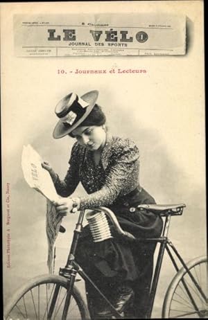 Zeitungs Ansichtskarte / Postkarte Le Velo, Journaux et Lecteurs, Frau mit Fahrrad
