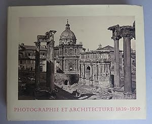 Image du vendeur pour Photographie et architecture: 1839-1939. Introduction par Phyllis Lambert, catalogue par Catherine Evans Inbusch et Marjorie Munsterberg mis en vente par Antikvariat Valentinska