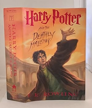 Bild des Verkäufers für HARRY POTTER and the Deathly Hallows zum Verkauf von S. Howlett-West Books (Member ABAA)