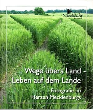 Immagine del venditore per Wege bers Land - Leben auf dem Lande. Fotografie im Herzen Mecklenburgs 1998-2008. Katalog zur Jubilumsausstellung venduto da Leonardu