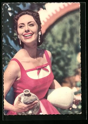 Bild des Verkufers fr Ansichtskarte Musikerin Caterina Valente im roten Kleid mit charmantem Lcheln zum Verkauf von Bartko-Reher