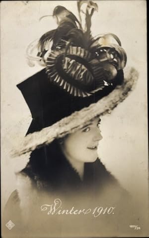 Ansichtskarte / Postkarte Winter 1910, Frau mit Hut, Federn