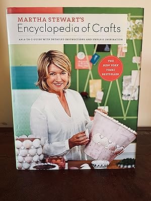 Image du vendeur pour Martha Stweart's Encyclopedia of Crafts: An A to Z Guide with Detailed Instructions and Endless Inspiration mis en vente par Vero Beach Books