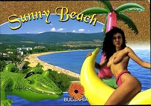 Image du vendeur pour Ansichtskarte / Postkarte Sonnenstrand Bulgarien, Sunny Beach, Frau oben ohne auf einer Banane, Busen mis en vente par akpool GmbH