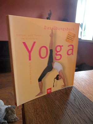 Immagine del venditore per Yoga. Das bungsbuch. Krper und Seele im Einklang. venduto da Antiquariat Floeder