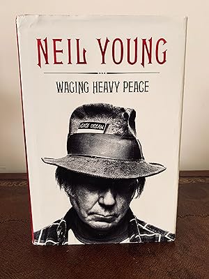 Imagen del vendedor de Waging Heavy Peace: A Hippie Dream [FIRST EDITION, FIRST PRINTING] a la venta por Vero Beach Books