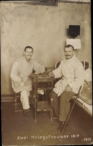 Foto Ansichtskarte / Postkarte Zwei Kriegsfreunde 1917, Beinamputation, verwundete Soldaten mit B...