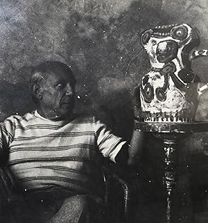 Photographie originale de Pablo Picasso dans son atelier avec une de ses céramiques