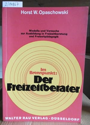 Seller image for Im Brennpunkt: Der Freizeitberater. Modelle und Versuche zur Ausbildung in Freizeitberatung und Freizeitpdagogik. for sale by Versandantiquariat Trffelschwein