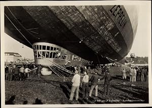 Ansichtskarte / Postkarte Graf Zeppelin, LZ 127, Landungsmanöver über einem Flugfeld