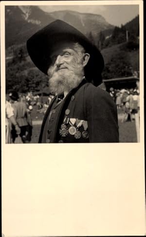 Foto Ansichtskarte / Postkarte Portrait von einem Mann mit Orden, österreichischer Kriegsveteran