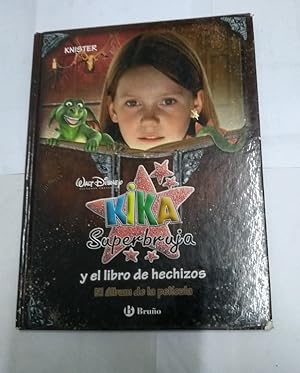 Seller image for Kika Superbruja y el libro de hechizos. El lbum de la pelcula for sale by Libros Ambig