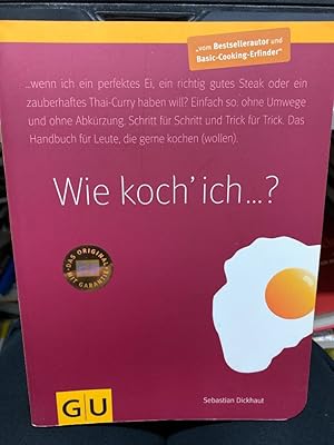 Bild des Verkufers fr Wie koch' ich . ? : [. wenn ich ein perfektes Ei, ein richtig gutes Steak oder ein zauberhaftes Thai-Curry haben will? Einfach so: ohne Umwege und ohne Abkrzung, Schritt fr Schritt und Trick fr Trick ; das Handbuch fr Leute, die gerne kochen (wollen)]. Es gibt Tausende von Kochbchern und Rezepten mit unzhligen Antworten auf die Frage: "Was koche ich heute?" Aber was ist, wenn ich gar nicht wei, wie ich ein perfektes Ei koche oder ein richtig gutes Wiener Schnitzel brate? "Wie koch ich"? - ist ein persnliches Grundkochbuch fr solche Flle. Ein Grundkochbuch, weil es alle wichtigen Zubereitungen erklrt und so zum Guide durch die Welt des Kochens wird. Und es ist persnlich, weil der Autor Sebastian Dickhaut ist - Zauberer am Herd, Geschichtenerzhler am Kchentisch, Vater von Basic cooking und KOCHEN! Einer, der das Kochen schn und simpel nahe bringen kann, ohne dass dabei die Faszination auf der Strecke bleibt. Der Effekt dieses persnlichen Kchenkurses: Wer gestern noch bei zum Verkauf von bookmarathon