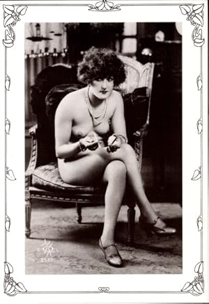 Bild des Verkufers fr Ansichtskarte / Postkarte Frauenakt, sitzende nackte Frau mit Zigarette, Busen, Playgirl Postkartenbuch zum Verkauf von akpool GmbH