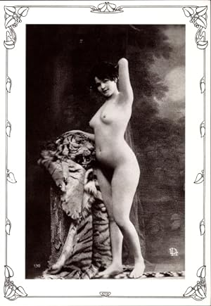 Bild des Verkufers fr Ansichtskarte / Postkarte Frauenakt, stehende nackte Frau mit Tigerfell, Busen, Playgirl Postkartenbuch zum Verkauf von akpool GmbH