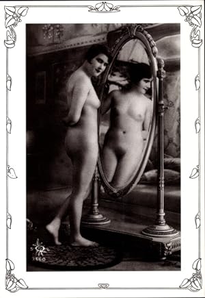Bild des Verkufers fr Ansichtskarte / Postkarte Frauenakt, stehende nackte Frau vor einem Spiegel, Busen, Playgirl Postkartenbuch zum Verkauf von akpool GmbH