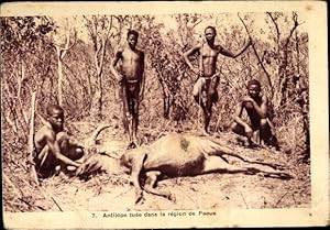 Bild des Verkufers fr Ansichtskarte / Postkarte Afrika, Antilope tue dans la rgion de Paoua, Jger, Jagdgewehr zum Verkauf von akpool GmbH