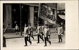 Foto Ansichtskarte / Postkarte Prozession, Männer in Uniformen, Fahne mit Jesus, 1931