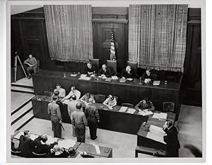 Photographie de presse montrant Höllenreiner, de dos, devant les juges.