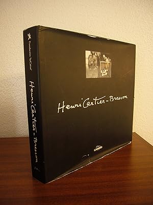 Imagen del vendedor de DE QUIN SE TRATA? UNA RETROSPECTIVA COMPLETA DE LA OBRA DE HENRI CARTIER-BRESSON (Fotografas, pelculas, dibujos, libros y publicaciones) a la venta por Libros Mmesis