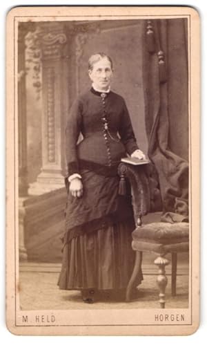 Bild des Verkufers fr Fotografie M. Held, Horgen am Zrichsee, Portrait einer elegant gekleideten Dame mit Buch zum Verkauf von Bartko-Reher