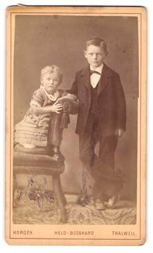 Bild des Verkufers fr Fotografie Held-Bosshard, Horgen am Zrichsee, Portrait niedliches Kinderpaar in eleganter Kleidung zum Verkauf von Bartko-Reher