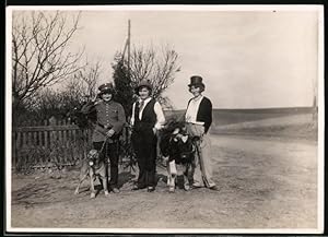 Bild des Verkufers fr Fotografie Frauen tragen Faschings-Kostm als Polizist mit Schferhund, als Edelmann im Anzug, als Viehzchter mit Kuh zum Verkauf von Bartko-Reher