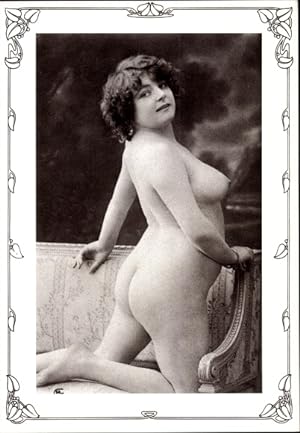 Bild des Verkufers fr Ansichtskarte / Postkarte Playgirl Postkartenbuch, Frauenakt, nackte Frau auf einem Sofa, Busen, Po zum Verkauf von akpool GmbH