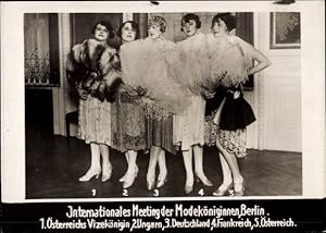 Foto Berlin, Internationales Meeting der Modeköniginnen 1927, Frauen mit Federfächern