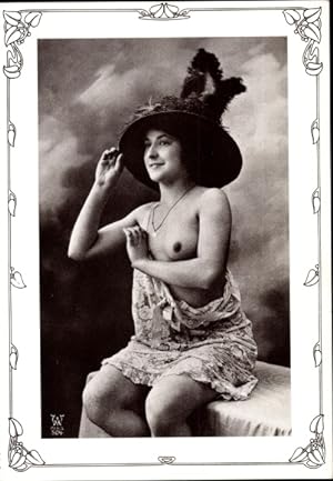 Bild des Verkufers fr Ansichtskarte / Postkarte Playgirl Postkartenbuch, Frau im Unterkleid mit Hut, Busen zum Verkauf von akpool GmbH