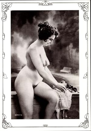 Bild des Verkufers fr Ansichtskarte / Postkarte Playgirl Postkartenbuch, Frauenakt, nackte Frau, Busen zum Verkauf von akpool GmbH