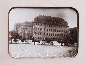 Dresden, Pferdekutschen auf dem Schlossplatz, dahinter Finanzministerium und Brühlsches Palais, l...