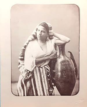 Seller image for Albumina originale "portatrice d'acqua" Algeri fotografo Jean Geiser 1885 ca. for sale by Studio bibliografico De Carlo
