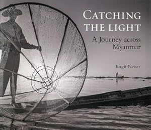 Immagine del venditore per Catching the Light : A Journey Across Myanmar venduto da GreatBookPrices