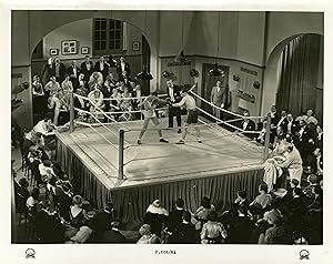 Seller image for "UNE FAIBLE FEMME" �R�alis� par Max de VAUCORBEIL en 1933 d'apr�s la pi�ce de Jacques DEVAL avec sur le ring Andr� LUGUET contre l'amateur et Marcel LAGRANGE, Andr� LANNES au pied gauche du ring avec derri�re lui Nane GERMON, en face au centre en tant que spectatrices Simone d'ARCHES, Betty DAUSSMOND et Germaine ROGER, tout � droite en tant que spectateurs Fernand FREY et derri�re lui SINCLAIR� / Photo originale PARAMOUNT n� P. 262-61 (1933) for sale by Mad-Museum