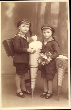 Foto Ansichtskarte / Postkarte Schüler in Uniformen, Schultüten, Kinderportrait