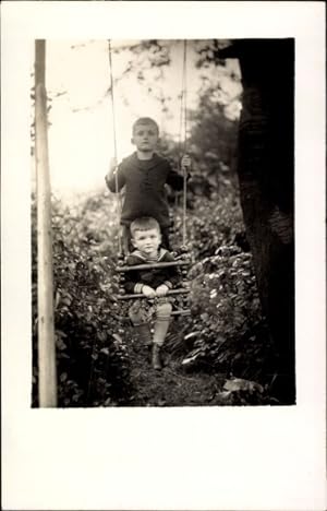 Foto Ansichtskarte / Postkarte Zwei Jungen beim Schaukeln, Portrait