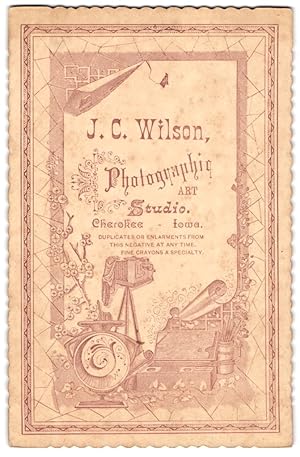 Photo J. C. Wilson, Cherokee / IA, Plakat mit Anschrift des Fotografen und Plattenkamera