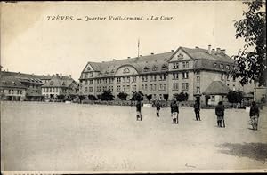 Bild des Verkufers fr Ansichtskarte / Postkarte Trier an der Mosel, Quartier Vieil Armand, La Cour zum Verkauf von akpool GmbH