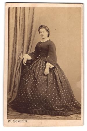 Fotografie W. Severin, Düsseldorf, Schauspielerin Clara Meyer im Pünktchenkleid, mit Autograph, 1863