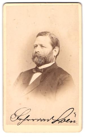 Fotografie Wilhelm Grundner, Berlin, Freiherr August von Loen, Generalintendant am Weimarer Hofth...