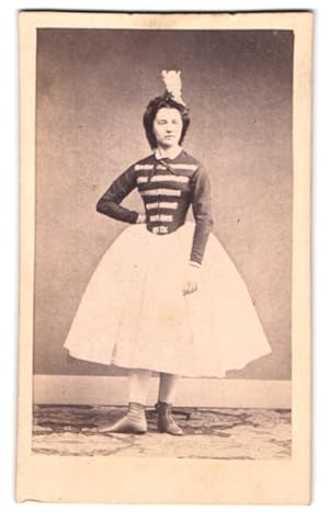 Fotografie Fotograf unbekannt, Düsseldorf, Portrait Schauspielerin Fanny Meyer im Kostüm, mit Aut...